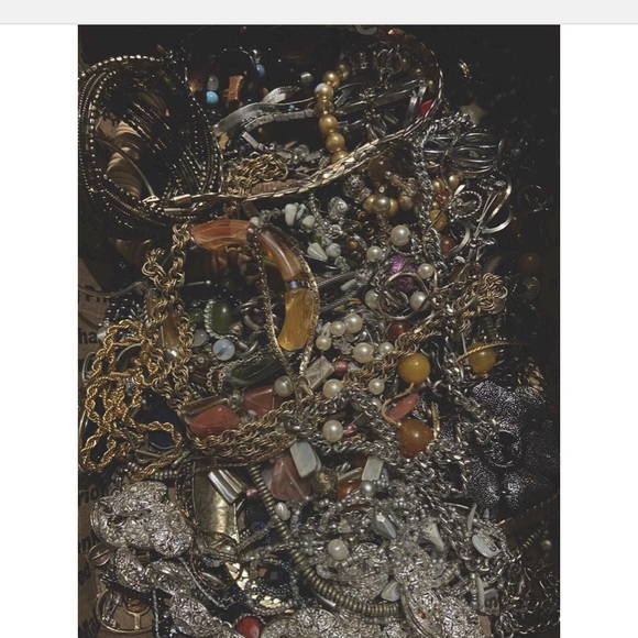 Lot of Costume Jewelry unsearched untested 2-3 lbs vintage/designer +FRE… - Picture 8 of 10